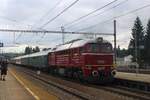EBS V 200 507 ist drie Jahre nach den Erstauftritt in Benesov u Prahy wieder dort zu Gast und schiebt am 27 September 2025 eine der 25 Sonderzüge des Tages aus Benesov u Prahy während das Bahnfest STEAM56.