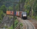 1223 008-4 ER 20-008 mit einem sehr langen Containerzug auf der Geislinger Steige am 10.08.2009.