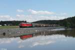 232 428-3 zieht mit dem Umleiter Leipzig - Nürnberg am Rechenweiher kurz vor Reuth bei Erbendorf vorbei.