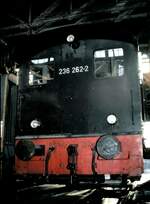 Bw-Führung in Stuttgart; der Kasten der 236 267-2 ist aufgebockt auf ein Hilfsgestell am 12.10.1980.