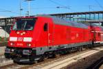 Die 245 004-7 steht in Ulm mit einem Doppelstockzug abfahrbereit nach Oberstdorf.