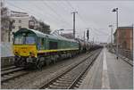 Die DE 676 (UIC 92 80 1266 004-1 D-RHC) wartet mit ihrem Kesselwagenblockzug Memmingen auf die Weiterfahrt.