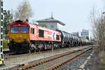 DE 668 der HGK mit Kesselwagenganzzug in Illertissen am 23.04.2010.