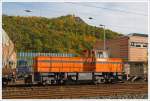 Die Lok 7 der Deutschen Edelstahlwerke(DEW), zuvor Edelstahlwerke Sdwestfalen fhrt am 19.10.2013, mit einigen Wagen am Haken, vom DB Gleis zurck aufs Werksgelnde in Siegen-Geisweid.