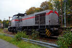 Die 277 809-0  Elmi“ (92 80 1277 809-0 D-KAF), eine Vossloh MaK G 1700 BB der KAF - Falkenhahn Bau AG (Kreuztal), steht am 12 Oktober 2025 mit einem Schotterzug im Bahnhof Herdorf. Mit dem Zug werden später die neuen Weichen 25 und 26 eingeschottert. 

Die Vossloh MaK G 1700 BB wurde 2001 von Vossloh in Kiel 2001 unter der Fabriknummer 1001113 gebaut und an die NE - Neusser Eisenbahn geliefert. Nach dem Zusammenschluss der HGK und der NE zur RheinCargo GmbH & Co. KG, fuhr sie noch als RHC 277 809-0. Anfang 2014 ging sie an die Vossloh Locomotives GmbH (92 80 1277 809-0 D-VL) und war 1 ½ Jahre als Mietlok unterwegs, bis sie im Juni 2015 an die Michael Bugdoll Bau- und Sicherungsarbeiten e. K in Dorsten ging, als diese konnte ich sie auch mal ablichten. Seit 01.01.2021 ist die Lok nun bei der KAF - Falkenhahn Bau AG (Kreuztal), hier hat sie aber ihren Namen  Elmi“ behalten. 

TECHNISCHE DATEN:
Baujahr: 2001 - 2003
gebaute Stückzahl: 6
Spurweite: 1.435 mm (Normalspur)
Achsfolge: B´B´
Länge über Puffer: 14.700 mm
Drehzapfenabstand: 7.400 mm
Achsabstand im Drehgestell: 2.400 mm
größte Breite: 3.080 mm
größte Höhe über Schienenoberkante: 4.220 mm
Raddurchmesser: 1.000 mm (neu)
kleinster befahrbarer Gleisbogen: 60 m
Dienstgewicht 87,3 t
Kraftstoffvorrat 3.500 l
Motor: MTU-12-Zylinder-Dieselmotor, vom Typ 12V 4000 R20
Leistung: 1.500 kW bei 1800 U/min
Getriebe: Voith L 5r4 zU2
Anfahrzugkraft: 249 kN
Höchstgeschwindigkeit: 100 km/h

Die Vossloh Lokomotive MaK G 1700 BB ist eine dieselhydraulische Lokomotive. Bei der Überarbeitung der Typenpalette nach der Übernahme der MaK durch Vossloh 1998 wurde im 4. Typenprogramm unter der Bezeichnung G 1700 BB der Bau einer vierachsigen Streckenlokomotive mit Mittelführerhaus vorgesehen. Tatsächlich handelte sich zunächst um eine Weiterentwicklung der G 1206. Die Maschine wurde in einigen Details an die Lokomotiven des 4. Typenprogramms angepasst. Dies betraf in erster Linie den Rahmen, der so geändert wurde, dass die neuen Standarddrehgestelle verwendet werden konnten. Dabei wurden die Rahmenenden so umgestaltet, dass die Lokomotiven die im 4. Typenprogramm üblichen Komfortaufstiege erhielten. Ebenfalls geändert wurde der Dieselmotor. Zum Einsatz kam der schon bei den G 1206 für die Dortmunder Eisenbahn verwendete MTU 12V 4000 R20 mit einer unveränderten Leistung von 1.500 kW bei 1.800 U/min. Die übrigen Komponenten der G 1700 BB blieben gegenüber der G 1206 weitgehend unverändert.

Der Dieselmotor ist ein wassergekühlter MTU 90°-V12-Zylinder-Viertakt-Dieselmotor mit Common-Rail-Einspritzung, OHV-Ventilsteuerung, Registeraufladung mit Ladeluftkühlung. Der Hubraum beträgt 57.199 cm³ (57,2 Liter), die Zylinder haben eine Bohrung von Ø 170 mm × 210 mm Hub. Die Motorabmessungen (LxBxH) sind 2.670 x 1.696 x 2.001 mm, das Gewicht (trocken) beträgt 7.700 kg.

Die ersten beiden Lokomotiven dieses Typs (die KSW Lok 42 und diese hier) wurden im Jahr 2001 ausgeliefert. Ende 2002 bis Anfang 2003 folgten weitere vier Lokomotiven aus Vorratsbauten. Nach diesen sechs Lokomotiven wurde der Bau der G 1700 BB zugunsten der technisch sehr ähnlichen und bereits weiter verbreiteten G 1206 wieder eingestellt.

So ist der Nachfolger die G 1700-2 BB keine Weiteentwicklung der G 1700 BB, sondern um eine komplette Neuentwicklung. 