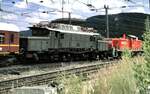 E 94 279 wird von 290 073-2 mit Sonderzug verschoben in Geislingen/Steige am 01.07.2000.