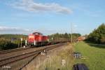 294 580-6 mit 15 leere Holztransportwagen aus Wiesau bei der Einfahrt in Pechbrunn als ÜG56961.