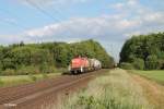 294 757-0 mit einer kleinen Kesselwagen Übergabe bei der Stromkreistrennstelle bei Bischofsheim.