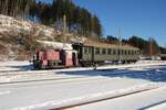 K�f 6586 rangiert mit einer Wagon am 3 J�nner 2026 in Seebrugg w�hrend das Dreik�nigsdampf.