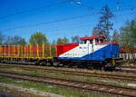 Die 345 414-7 (98 80 3345 414-7 D-RFH) der Rostocker Fracht- und Fischereihafen GmbH, ex RFH 1, ex Minol 3, übernimmt am 22 April 2026 bei Rostock Holbeinplatz einen leeren Rungenwagen-Zug (TWA Wagen der Gattung Snps mit Rungensystem ExTe). Aufnahme aus einer S-Bahn heraus. 

Die V 60 ost (bzw. V 60 D oder V 60.12) wurde 1982 bei LEW (VEB Lokomotivbau Elektrotechnische Werke „Hans Beimler“, Hennigsdorf) unter der Fabriknummer 17692 gebaut und im November 1982 in die damalige Minol - VEB Kombinat Mineralöl und Oleum Berlin für das Tanklager Rostock als Lok 3 geliefert. Bei der ab 1990 als Minol Mineralölhandel AG firmierenden war die V 60 bis 1995 und ging dann im April an die RFH - Rostocker Fracht- und Fischereihafen GmbH, wo sie erst als Lok 1 bezeichnet wurde. 

Die vierachsigen dieselhydraulischen Rangierlokomotiven V 60 D für den mittelschweren Rangierdienst waren neben dem Einsatz bei der Deutschen Reichsbahn auch bei diversen Werk- und Grubenbahnen zu finden. Etwa 25 Prozent der Lokomotiven wurden exportiert, in RGW-Staaten und in das Nichtsozialistische Wirtschaftsgebiet. So erhielten unter anderem die Ägyptischen Staatsbahnen, die BDŽ und die SNTF diese Lokomotiven. Die Entwicklung stammt aber nicht LEW in Hennigsdorf, sondern sie wurden ab 1955 vom VEB Lokomotivbau Karl Marx Babelsberg (LKM) entwickelt die auch die ersten 188 Stück als V 60.10 bis 1964 baute.