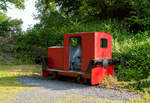 Eine ganz ungewöhnliche normalspurige Diesellok wohl ein Eigenbau der Basalt AG, die aus einer O&K-Feldbahnlok entstanden ist, hier am 13 Juli 2013 in Basaltpark Bad Marienberg einem rekultivierten ehem. Basalt-Steinbruch. 

Daten sind von und an der Lok leider keine vorhanden, was ich nach meiner Sichtung sagen kann ist: Die Lok besitz einen 1-Zylinder Dieselmotor und der Antrieb erfolgt über Rollenketten. Die Räder sind für eine normalspurige ungewöhnlich klein.

Der Basaltpark Bad Marienberg mitten im Vulkan:
Das Freilichtmuseum ermöglicht interessante Einblicke in die Vulkantätigkeit der Region vor etwa 25 Millionen Jahren. Der Park repräsentiert die Geschichte des Basaltabbaus, der in den vergangenen Jahrhunderten eine wichtige wirtschaftliche Rolle für die Bürger im Westerwald spielte.

Im Basaltpark werden die geologischen Vorgänge und früheren Abbaumethoden anschaulich dokumentiert.
 
Rund um den rekultivierten Steinbruch kann man die verschiedenen Arten und Kristallisationsformen des Basaltes noch gut erkennen. Charakteristisch: Fünf- oder sechseckige Säulen in verschiedenen Stärken und Höhen, die häufig in „Meilerstellung“ sichtbar sind. Der Rundweg mit Informationstafeln ist ganzjährig begehbar und der Eintritt ist frei!
