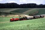 Das Öchsle 99 633 mit Vorspann 251 902 bei Wennedach am 29.06.1985.