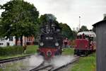 99 7203 der Alb-Bahn fährt nach der Rückfahrt in den Lokschuppen in Amstetten am 11.09.2022. Rechts steht die Diesellok D 8.