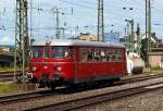 
Zu meiner Überraschung und zum Glück war ich am richtigen Bahnsteig.....

Der VT 25 (95 80 0301 025-2 D-RSE) der RSE (Rhein-Sieg Eisenbahn GmbH), ex VT 25 SWEG, ex VT 25 MEG, durchfährt am 25.05.2014 den Hauptbahnhof Koblenz in Richtung Süden.

Der Verbrennungstriebwagen wurde 1960 bei MAN in Nürnberg unter der Fabriknummer 145166 gebaut und als VT 25 an die Mittelbadischen Eisenbahnen AG (MEG, später SWEG) geliefert.

Der MAN-Schienenbus ist ein Schienenbus, der von MAN entwickelt und hergestellt wurde. Die Entwicklung des Triebwagens begann in den 1950er Jahren, seit 1955 kam er bei Nichtbundeseigenen Eisenbahnen zum Einsatz.   

Anfang der 1950er Jahre benötigte die Deutsche Bundesbahn neue, kostengünstige Triebwagen für ihre Nebenstrecken, die dort die teuren Dampfzüge ablösen sollten. Als Ergebnis der Entwicklungen entstand der Uerdinger Schienenbus, der es auf insgesamt 1492 Fahrzeuge brachte. Auch MAN war an der Produktion, der als Baureihe 795 bezeichneten, Triebwagens beteiligt. Doch auch viele kleinere Privatbahnen mit eigenen Streckennetzen suchten nach Alternativen zu ihren lokbespannten Zügen. Für diese Kundengruppe boten mehrere Hersteller Modelle an, darunter MAN den MAN-Schienenbus mit zwei Einachs-Drehgestellen.

TECHNISCHE DATEN:
Gebaute Anzahl:  38
Baujahre:  1955 - 1969
Achsformel:  A'A' 
Spurweite: 1.435 mm
Länge über Puffer:  16.200 mm
Höhe:  3.450 mm
Breite:  2.950 mm
Gesamtradstand:  9.000 mm
Kleinster bef. Halbmesser:  150 m
Leergewicht:  20,5 t 
Höchstgeschwindigkeit:  / 80 km/h (Bauart MEG) 
Motor: 2 Stück MAN Sechszylinder-Dieselmotoren vom Typ D 1546 MTU2S
Leistung: 2 x 180 PS (2x 134 kW)
Nenndrehzahl:  2.000 U/min
Treibraddurchmesser:  900 mm
Leistungsübertragung:  Voith Diwabus 200 D oder ZF Friedrichshafen 3 HM 60
Tankinhalt:  300 l
Kupplungstyp:  Schraubenkupplung
Fußbodenhöhe:  1.100 mm