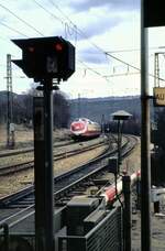 601 See-Alpen-Express in Geislingen-West beim alten Bahübergang am 14.03.1982.