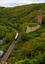 Blick von der über Monreal gelegenen Ruine Löwenburg, auf die Eifelquerbahn (KBS 478), der Dieseltriebzug 628 305 / 629 305 der DB Regio hat am 19 Mai 2013 gerade den 185 Meter langen Monreal‑Tunnel unterhalb der Löwenburg verlassen und fährt als damaliger RB 92 (Pellenz-Eifel-Bahn) die Verbindung Andernach – Mayen – Kaisersesch (heute seit Dez. 2014 RB 38  Lahn-Eifel-Bahn ).

Links ist die Ruine Philippsburg.

Der Triebzug besteht aus zwei angetriebenen Triebwagen, was für solche steigungsreiche Strecken (wie diese) von Vorteil ist. An den verrußten Dachpartien kann man auch gut erkennen das beide einen Motor haben. 
