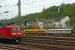 Eigentlich nur ein Sichtungsbild.....(Leider stark von Masten verdeckt)    Ein nagelneuer PESA LINK II mit Schutzwagen der Oberpfalzbahn abgestellt am 28.04.2013 im Hbf Koblenz, aufgenommen aus einem