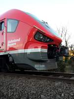 633 039 Pesa Link dreiteilig ist mit 633 548 komplett ausgefallen und steht fast 2 Stunden auf dem Bahnübergang in Bellenberg am 18.11.2020.