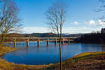 Ein LINT 27 der DreiLänderBahn (DB Redio NRW) überquert am 02 Februar 2014, als Regionalbahn RB 92  Biggesee-Express  (Olpe – Finnentrop), den Biggesee auf der Doppelstockbrücke