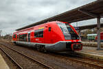 Der VT 641 025 (95 80 0641 025-1 D-DB), ein Alstom Coradia A TER Dieseltriebwagen besser bekannt als „Wal“, der DB Regio, als RE 38 „Main-Saale-Express“ (Lichtenfels – Kulmbach – Hof), am 26.03.2016 beim Halt im Bahnhof Neuenmarkt-Wirsberg.

Der Triebwagen wurde 2001 von ALSTOM Transport Deutschland GmbH (vormals LHB) in Salzgitter-Watenstedt unter der Fabriknummer 25 gebaut.

Diese einteiligen Dieseltriebwagen der BR 641 sind Alstom Coradia A TER Triebwagen. Ihre Entwicklung begann als Gemeinschaftsprojekt der Deutschen Bahn AG und der franzsischen SNCF mit den Schienenfahrzeugherstellern De Dietrich Ferroviaire und Linke-Hofmann-Busch. Sie wurden arbeitsteilig von diesen heute als Alstom Transport Deutschland und Alstom DDF zum Alstom-Konzern gehrenden Unternehmen hergestellt. TER steht fr Transport express rgional.

Einteiliger Triebwagen fr den Einsatz auf Nebenstrecken in lndlichen und dnn besiedelten Gebieten. Bei dieser Baureihe handelt es sich um einen Leichttriebwagen mit unterflur angeordneter Antriebsanlage. Im Gegensatz zum VT 640 ist die Baureihe 641 mit zwei Antriebsanlagen ausgestattet und auf Grund der guten Motorisierung auch fr steigungsreiche Strecken vorgesehen.

Der Wagenkasten setzt sich aus der Fahrgastzelle und zwei GFK-Vorbauten zusammen. Dabei fungieren die Vorbauten als „Knautschzone“, sie fangen im Kollisionsfall die Aufprallenergie weitgehend ab. Die zwei Schwenkschiebetren je Fahrzeugseite sind nicht doppel- sondern nur einflgelig ausgefhrt. An einen der Einstiegrume schliet sich ein kleiner Mehrzweckraum an, in den eine behinderten-freundliche Sanitrzelle integriert ist.

Von diesem Leichttriebwagen befindet sich 40 Fahrzeugen bei der DB AG, mehr als 340 Fahrzeugen (X-TER 73 500) bei der SNCF und 6 Fahrzeugen (Srie 2100) bei der CFL im Einsatz.
Die spurtstarken Triebwagen mit unterflur angeordneten Antriebsanlagen fahren vor allem im Personenverkehr mit schwachem bis mittlerem Fahrgastaufkommen.

Wegen seinem charakteristischen Aussehen, haben die Triebwagen in Deutschland den Spitznamen „Wal“ und in Frankreich (wo sie meist eine blaue Farbgebung haben) den Spitznamen Baleine bleue (Blauwal) bekommen.

Technische Daten:
Achsfolge: (1A)’(A1)’
Spurweite: 1.435 mm (Normalspur)
Drehgestellabstand: 17.500 mm
Grte Lnge ber Kupplung: 28.888 mm
Grte Breite: 3.044 mm
Grte Hhe: 3.818 mm
Hchstgeschwindigkeit: 120 km/h 
(Die SNCF X 73500 sind in Frankreich fr 140 km/h zugelassen)
Eigengewicht: 55 t
Sitzpltze: 1.Klasse 8; 2.Klasse 55; Klappsitze 17

Motoren:
Anzahl: 2
Art: 6-Zylinder- Viertakt-Common-Rail-Diesel-Motoren (mit Direkteinspritzung)
Typ: MAN D 2866 LUH 21
Leistung: 2 x 257 kW = 514 kW (699 PS)
Anordnung: unterflur, jeweils unter dem Fhrerstand

Getriebe:
Voith-Turbogetriebe, hydraulisch, 2-Gang, Wandler/Kupplung T 211 rze spez. mit Retarder KB 190
Voith-Radsatzgetriebe: mech. SK-445

Scharfenberg Kupplung: Typ 10

Quellen: Oberweibacher Berg- und Schwarzatalbahn; Voith
