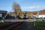 Die beiden gekuppelten Stadler GTW 2/6 der WEBA Westerwaldbahn des Kreises Altenkirchen GmbH haben am 17.01.2023, als RB 97  Daadetalbahn   (Daaden - Betzdorf/Sieg), den Hp Alsdorf erreicht und die