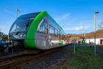 Die beiden gekuppelten Stadler GTW 2/6 der WEBA Westerwaldbahn des Kreises Altenkirchen GmbH erreichen am 17.01.2023, als RB 97  Daadetalbahn   (Daaden - Betzdorf/Sieg), den Hp Alsdorf.r.