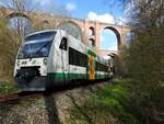 VT 56 der Vogtlandbahn f�hrt unter der Elstertalbr�cke durch, am 16.04.2017.