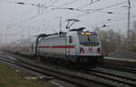 147 568-0 mit IC 2573(Stralsund-Schwerin)bei der Ausfahrt im Rostocker Hbf.10.11.2024