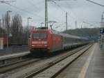 101 015-6 hatte,am 22.April 2012,die Aufgabe den aus komplett ungarischen Reisezugwagen gebildeten EC 2569 zubespannen.Eigentlich wre es die Zeit gewesen fr den EC 379 Binz-Brno doch wegen