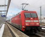 mit +20 Minuten Versptung machte sich 101 008-1 mit IC 2213 von Ostseebad Binz nach Stuttgart Hbf auf dem Weg,hier bei der Ausfahrt im Rostocker Hbf.08.02.2013