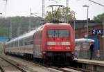 101 022-2 als berfhrung von Stralsund nach Ostseebad Binz bei der Durchfahrt in Bergen auf Rgen.11.05.2013