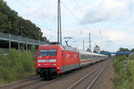 101 051-1 kommt aus Hamburg angerauscht.