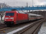 BR 101/534424/einfahrt-von-101-142-8-mit-dem Einfahrt von 101 142-8 mit dem IC 2213 Binz-Stuttgart,am 05.Januar 2017,in Bergen/Rügen.
