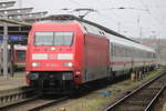 101 046-1 mit IC 1279(Rostock-Dresden)kurz vor der Ausfahrt im Rostocker Hbf.25.01.2020