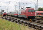101 076  CEWE Fotobuch mit IC 2182(Hamburg-Stralsund)bei der Einfahrt im Rostocker Hbf.21.06.2020 