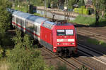 101 036-2 kommt aus Hamburg angerauscht.