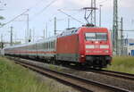 BR 101/776064/101-044-mit-ic-2272dresden-warnemuendebei-der 101 044 mit IC 2272(Dresden-Warnemünde)bei der Einfahrt im Rostocker Hbf.29.05.2022