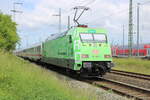 BR 101/776066/101-005-devk-schiebend-am-ic 101 005 DEVK schiebend am IC 2238(Leipzig-Rostock)bei der Einfahrt im Rostocker Hbf.29.05.2022