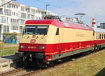 BR 101/858258/101-001-6-mit-ake-rheingold-als-leerzug 101 001-6 mit AKE-Rheingold als Leerzug von Warnemünde nach Rostock Hbf bei der Durchfahrt in Warnemünde-Werft.10.08.2024