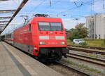 BR 101/859578/101-063-mit-ic-2263binz-hamburgbei-der 101 063 mit IC 2263(Binz-Hamburg)bei der Ausfahrt im Rostocker Hbf.23.08.2024