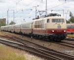 103 235-8 mit TEE-Rheingold von Köln Hbf nach Rostock/Ostseebad Binz bei der Einfahrt im Rostocker Hbf.03.06.2012