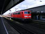 Eine DB 111 ist am 04.08.2008 mit modernisierten Silberlingen im Hauptbahnhof von Oberhausen unterwegs.