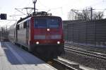 111 106-1 bei der Einfahrt auf den Bahnsteig des Bahnhofes Petershausen am 03.03.2015 in Richtung Nürnberg (1).