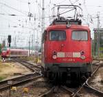endlich wieder eine neue Lok fr den IC 1961(Hamburg-Stralsund)110 469-4 beim Rangieren im Rostocker Hbf.28.06.2013