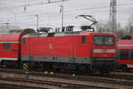 112 185 mit RE5(RE 4361)von Rostock Hbf nach Wünsdorf-Waldstadt bei der Ausfahrt am 25.02.2017 im Rostocker Hbf.ab Herbst diesen Jahres sollen keine 112er und 114er mehr dann in Rostock stationiert sein.