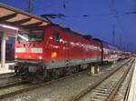 112 183 mit RE 4365(Rostock-Elsterwerda)kurz vor der Ausfahrt um 16.34 Uhr im Rostocker Hbf.10.12.2022