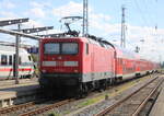 112 102-9 mit RE 4361(Rostock-Oranienburg)bei der Ausfahrt im Rostocker Hbf.15.09.2023