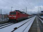 Am 30.Mrz 2013 bespannte 120 135-9 den EC 379 Binz-Brno beim Halt in Bergen/Rgen.