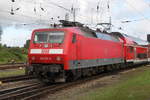 BR 120/570518/120-201-mit-re-4305hamburg-rostockbei-der 120 201 mit RE 4305(Hamburg-Rostock)bei der Einfahrt im Rostocker Hbf.13.08.2017