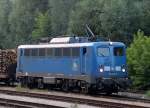140 038-0 mit Holzzug von Rostock-Bramow nach Stendal-Niedergrne kurz vor der Ausfahrt im Bahnhof Rostock-Bramow.13.07.2013 